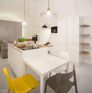 A kitchen or kitchenette at B22 - COMFY BEAUTIFUL LOFT