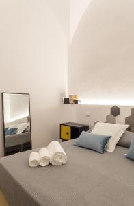 A bed or beds in a room at B22 - COMFY BEAUTIFUL LOFT