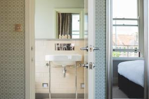 La salle de bains est pourvue d'un lavabo et d'un miroir. dans l'établissement The Wellington, à Bristol
