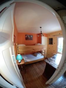 ル・テュケ・パリ・プラージュにあるBelle Villa Touquettoise en fôretのアーチ道のある部屋で、ベッドルーム1室(ベッド1台付)
