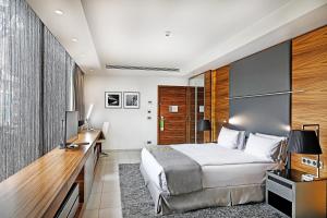 Postel nebo postele na pokoji v ubytování Warwick Stone 55 Hotel Beirut