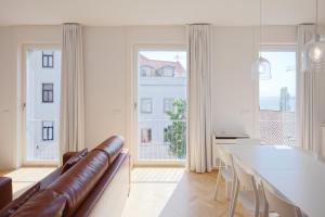 リスボンにあるCity Stays Sé Apartmentsのリビングルーム(ソファ、テーブル付)
