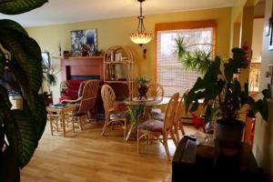 sala de estar con mesa y sillas en Magog Lovely Vacation Home, en Magog-Orford