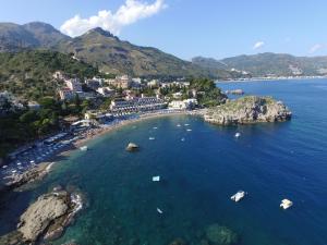 uma vista aérea de uma praia com barcos na água em Dedalus em Taormina