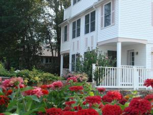 Gallery image of Pink Blossoms Resort in Ogunquit