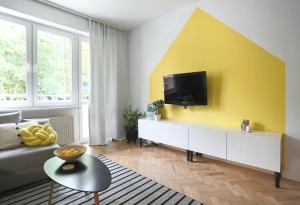 ソポトにあるSalt&Pepper Apartmentの黄色の壁のリビングルーム(テレビ付)