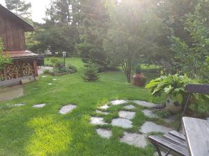 un patio trasero con un banco y un patio de césped en Wohnen im Hühnerhaus en Thale