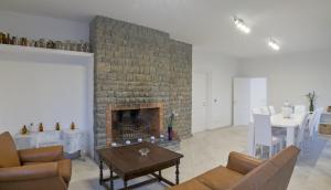 a living room with a fireplace and a table and chairs at Appartmento Villa Oasis in Forte dei Marmi