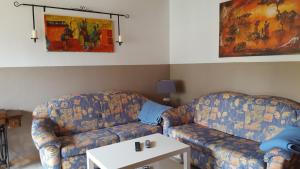 sala de estar con sofá y mesa en Ferienwohnung Weiser, en Cuxhaven