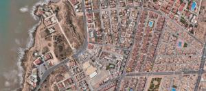 ein Satellitenbild einer Stadt mit dem Meer in der Unterkunft Apartment Altos De La Bahia X in Torrevieja