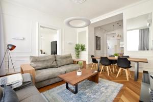 ブダペストにあるLuxury Apartment by Hi5 - Bazilika Suiteのソファとテーブルのあるリビングルーム