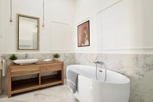 ブダペストにあるLuxury Apartment by Hi5 - Bazilika Suiteの浴槽と洗面台のある白いバスルーム +32枚の写真