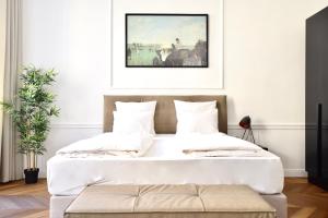 uma cama num quarto com uma pintura na parede em Luxury Apartment by Hi5 - Bazilika Suite em Budapeste