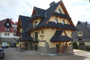 a building with a house with a roof at Willa u Bachledów in Zakopane