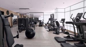 Hôtel Métropole Monte-Carloにあるフィットネスセンターまたはフィットネス設備
