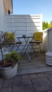 een tafel en een stoel op een patio bij Ferienwohnung Weiser in Cuxhaven