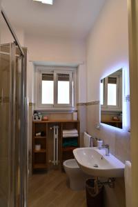 e bagno con lavandino, servizi igienici e doccia. di B&B Acasadibarbara a Roma