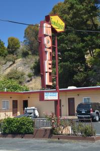 a restaurant with a sign for a motel at Tamalpais Motel in Mill Valley
