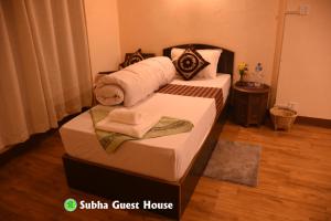 Una cama o camas en una habitación de Subha Guest House