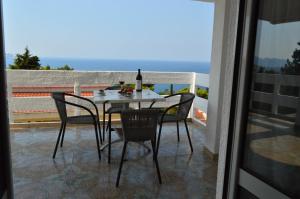 stół i krzesła na balkonie z widokiem na ocean w obiekcie Apartment Sunny w Barze