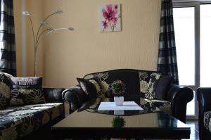 salon z kanapą i stolikiem kawowym w obiekcie Apartment Sunny w Barze