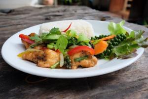 Makanan di atau di tempat lain dekat hotel