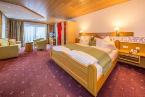 Łóżko lub łóżka w pokoju w obiekcie Landhotel Alpenhof Filzmoos