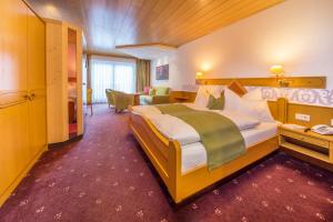 Łóżko lub łóżka w pokoju w obiekcie Landhotel Alpenhof Filzmoos