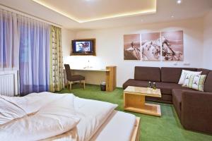 Telewizja i/lub zestaw kina domowego w obiekcie Landhotel Alpenhof Filzmoos