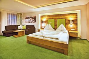 Łóżko lub łóżka w pokoju w obiekcie Landhotel Alpenhof Filzmoos