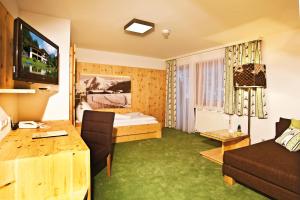 Telewizja i/lub zestaw kina domowego w obiekcie Landhotel Alpenhof Filzmoos