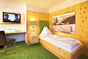 Łóżko lub łóżka w pokoju w obiekcie Landhotel Alpenhof Filzmoos