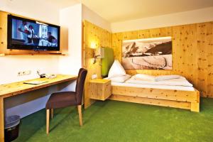 Łóżko lub łóżka w pokoju w obiekcie Landhotel Alpenhof Filzmoos