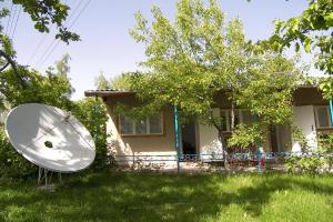 a mirror in the grass in front of a house at " У Татьяны" in Cholpon-Ata