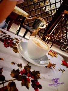 una taza de café sobre una mesa en B&B A Casa di Mael, en San Costanzo
