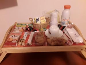 einen Tisch mit Kosmetik und anderen Gegenständen darauf in der Unterkunft B&B Attico in Catanzaro