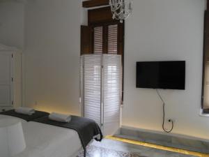A television and/or entertainment centre at Santa María 12 Boutique Apartamentos