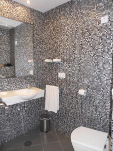 A bathroom at Santa María 12 Boutique Apartamentos Még 37 kép