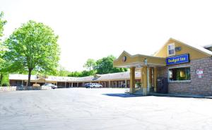フォールズ・チャーチにあるBudget Inn Falls Churchの前に駐車場がある建物 +10枚の写真