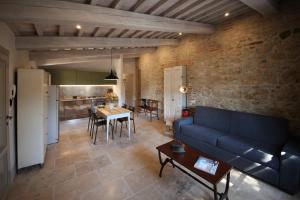 un soggiorno con divano e tavolo di Collitorti Original Design Apartment a Chianciano Terme