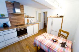 a small kitchen with a table and a sink at Korbmacherhaus in Bodenwerder