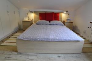シュチルクにあるWilla Ewaのベッドルーム1室(大型ベッド1台、赤い枕付)