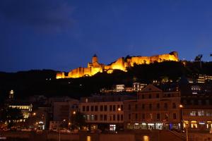 第比利斯Apartment Elizabeth in Old Tbilisi的夜幕降临的城堡