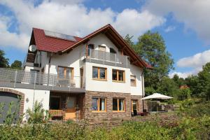 una casa con paneles solares en el techo en Ferienwohnung Faber, en Horn-Bad Meinberg