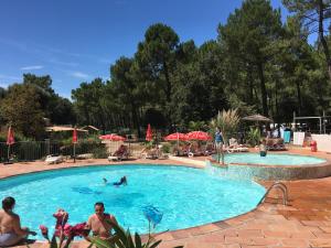Bazén v ubytování Camping la Simioune en Provence nebo v jeho okolí