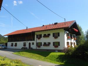 ein großes weißes Haus mit rotem Dach in der Unterkunft Haus Thurner in Obsteig