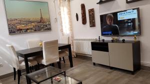 Telewizja i/lub zestaw kina domowego w obiekcie Apartment Tirso Molina