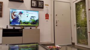 Telewizja i/lub zestaw kina domowego w obiekcie Apartment Tirso Molina