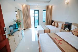 Tempat tidur dalam kamar di Anova Airport Hotel