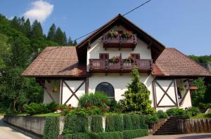 ein Haus mit zwei Balkonen und Blumen darauf in der Unterkunft Pr Bevc in Bled
